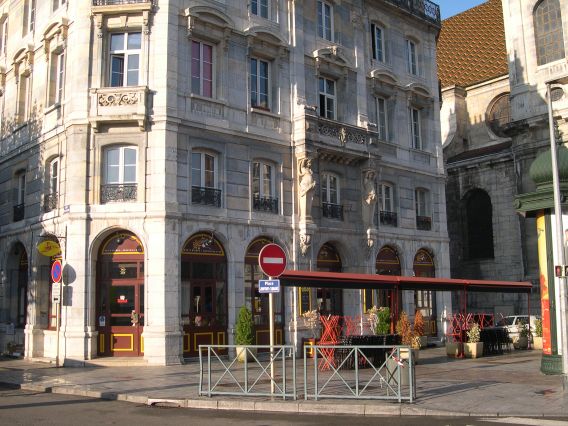  café jouxtant l'église Sainte-Madeleine